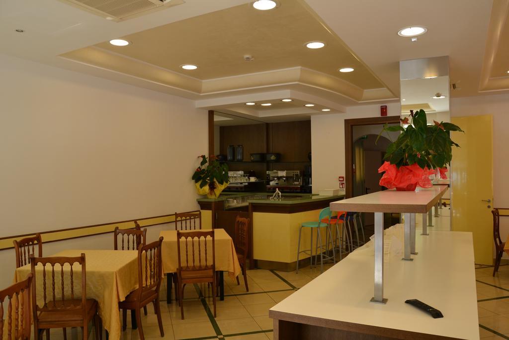 Hotel Ariston Misano Adriatico Ngoại thất bức ảnh